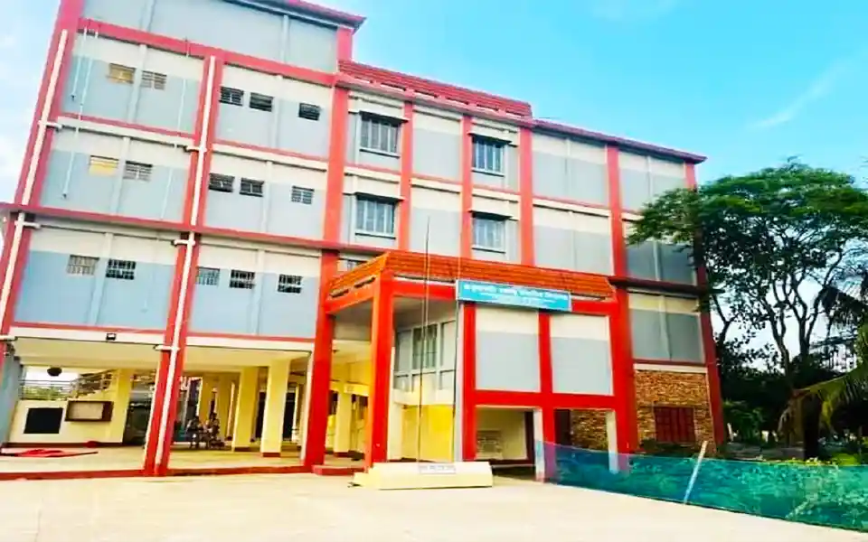 Complaints about renting school classrooms to tourists