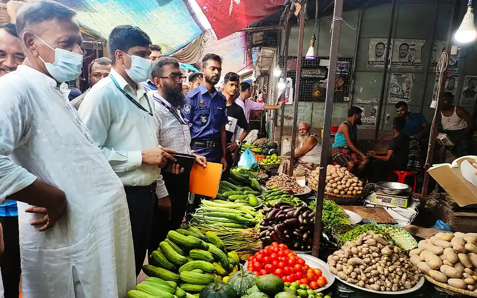 Consumer rights campaign in Comilla: Tk 10 thousand fine