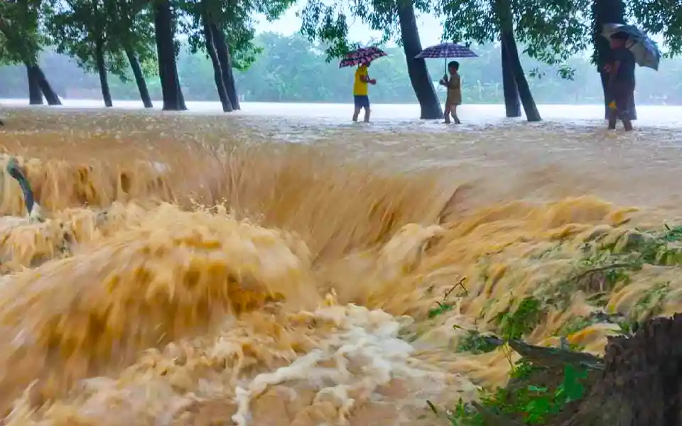 Due to heavy rains and hills, the water is rising again, there is a risk of flooding in Sunamganj