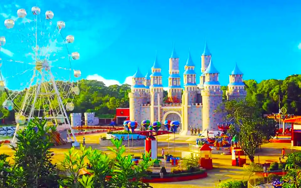 Overcrowding in entertainment center of Comilla around Eid-ul-Azha