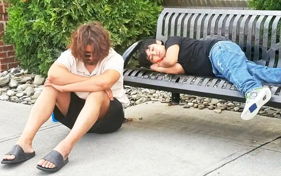 Shakib Khan sat on the US 'sidewalk' for his son