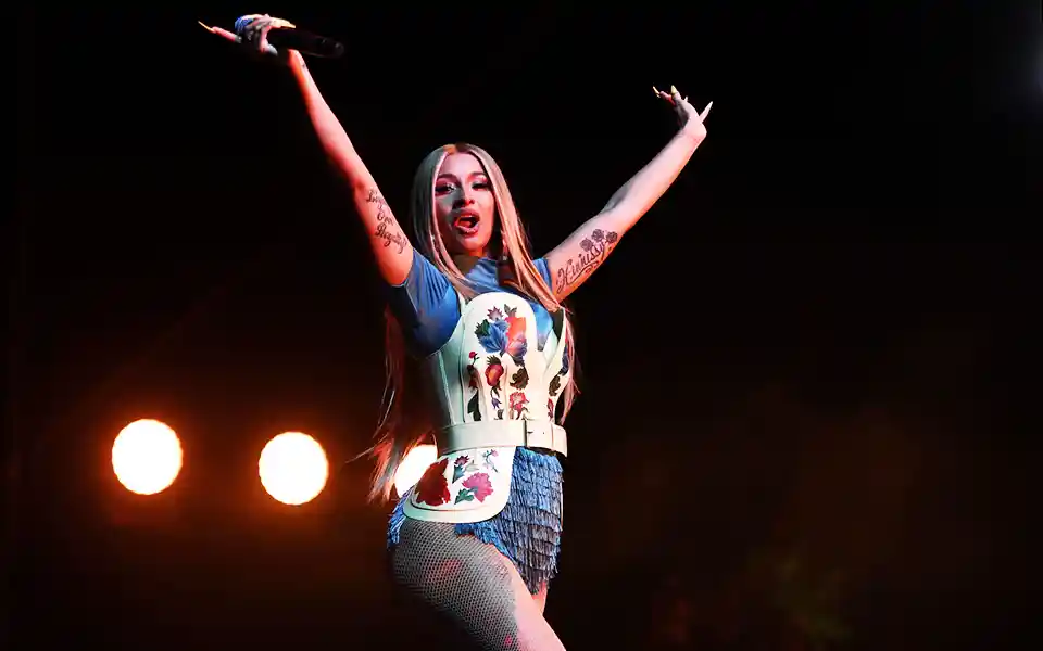 cardi b singer threw the mic at the fan