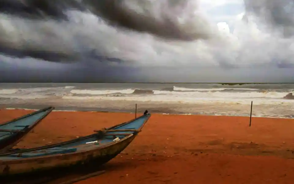 A strong cyclone is approaching and will hit Bangladesh