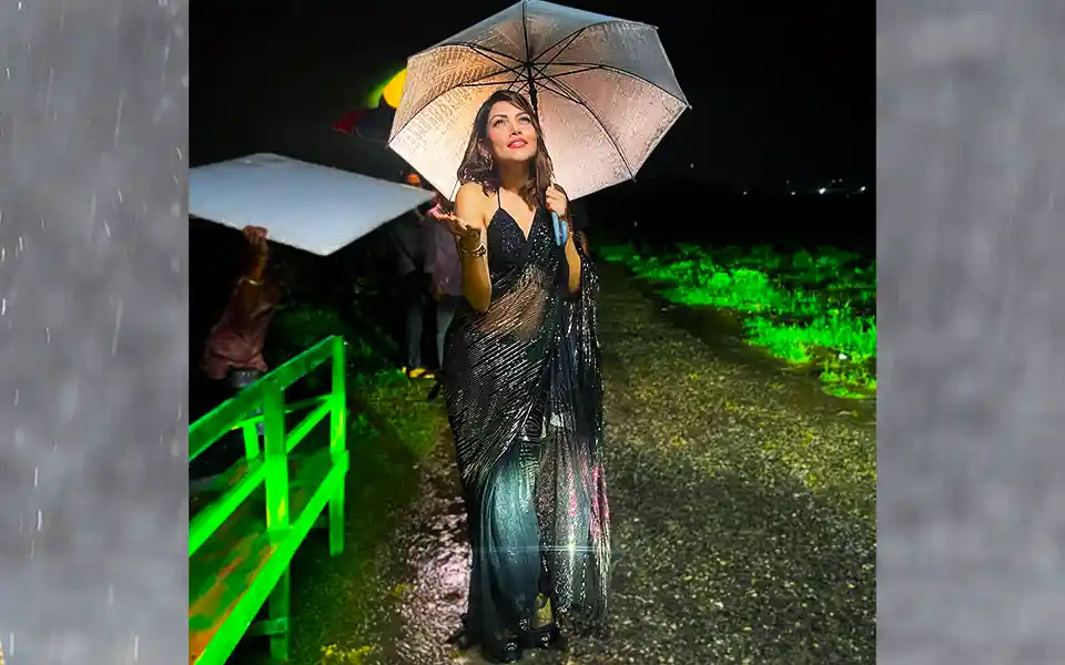 Charming Peya Jannatul in a saree in the rain