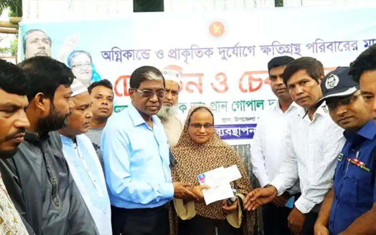 কুমিল্লার চান্দিনায় অগ্নিকান্ডে ক্ষতিগ্রস্তদের নগদ অর্থ এবং ঢেউটিন বিতরণ