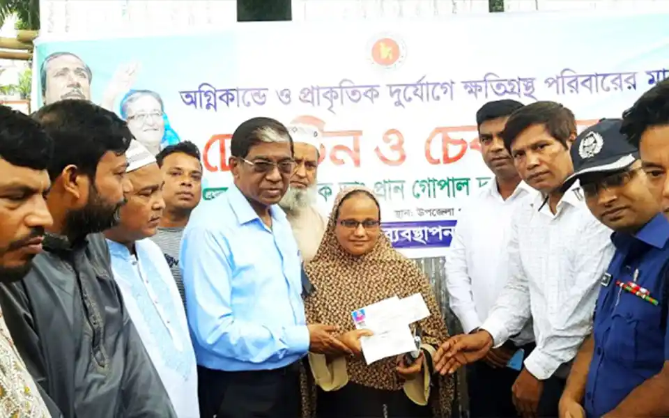 কুমিল্লার চান্দিনায় অগ্নিকান্ডে ক্ষতিগ্রস্তদের নগদ অর্থ এবং ঢেউটিন বিতরণ