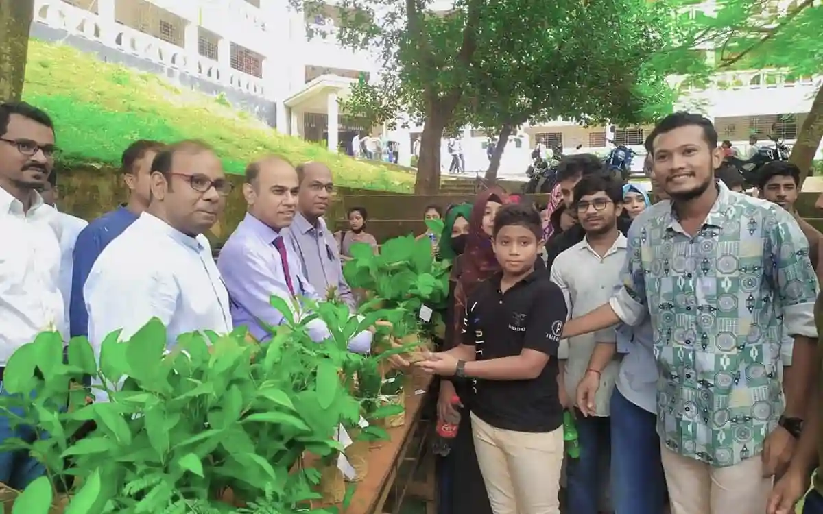 প্লাস্টিকের বিনিময়ে শিক্ষার্থীদের মাঝে গাছ বিতরণ করলো কুবির অভয়ারণ্য