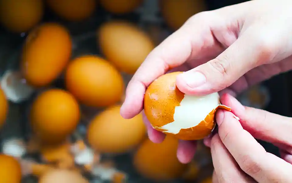Eggs are cracking while boiling, this trick will solve the problem