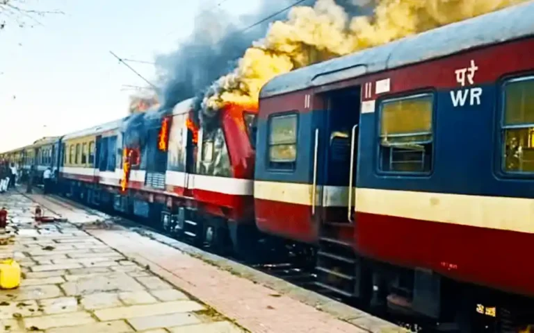 Fire in moving train in Tamil Nadu, India, 10 killed