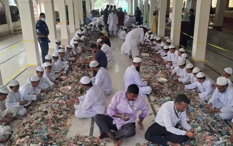 এবার কি‌শোরগঞ্জ ঐতিহাসিক পাগলা মস‌জি‌দের আটটি লোহার দানবাক্স খু‌লে পাওয়া গে‌ল ২৩ বস্তা টাকা। প্রতি তিন মাস পর পর লোহার দানবাক্সগুলো খোলা হয়। 