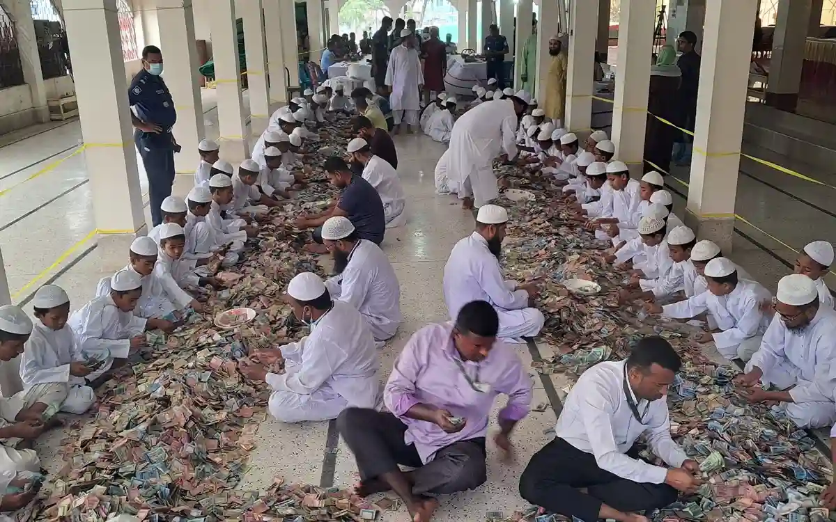 এবার কিশোরগঞ্জ ঐতিহাসিক পাগলা মসজিদের আটটি লোহার দানবাক্স খুলে পাওয়া গেল ২৩ বস্তা টাকা। প্রতি তিন মাস পর পর লোহার দানবাক্সগুলো খোলা হয়।