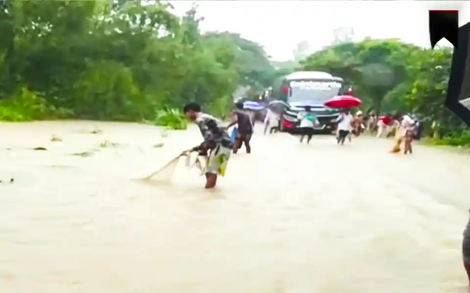 Road under water: Chittagong-Cox's Bazar route traffic stopped