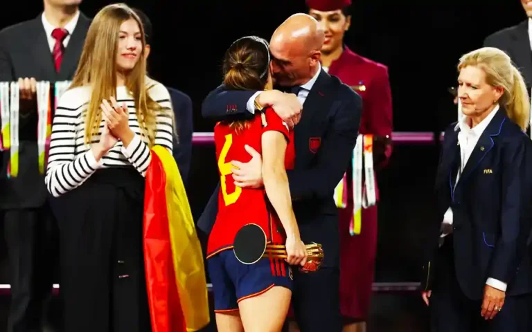 Spain football chief apologized for kissing female player