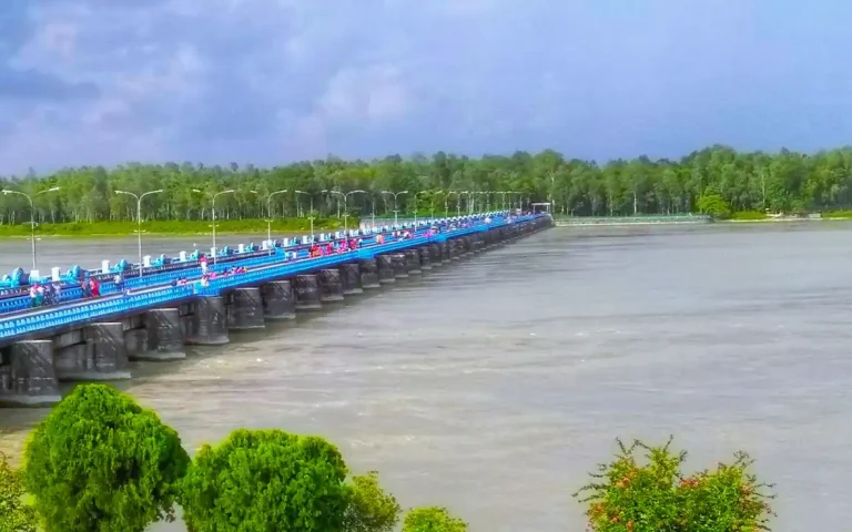 The water of the Teesta river is touching the limit, people on the banks of the river are in fear