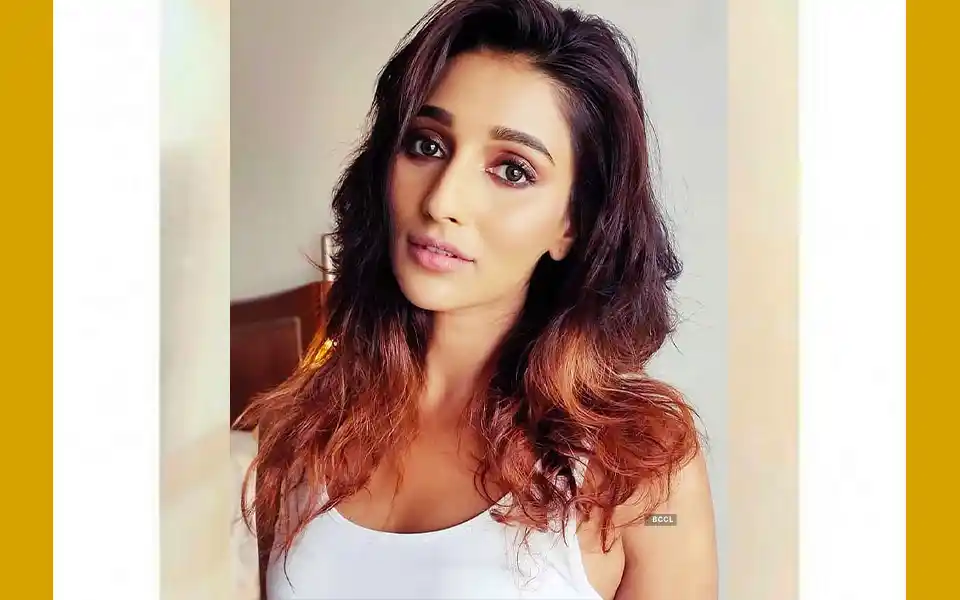 sayantika banerjee will act in Dhaka movie 'Chayabaaz'