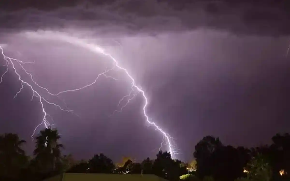 দেশের বিভিন্নস্থানে হালকা থেকে মাঝারি বজ্রসহ বৃষ্টির সম্ভাবনা