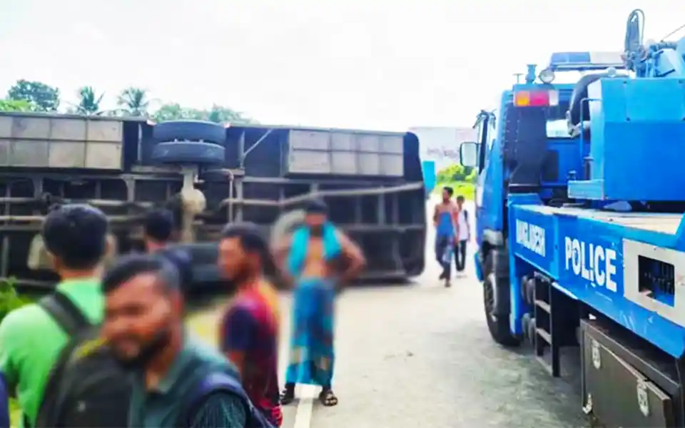 3 killed, 10 injured as passenger bus overturns in Chandina, Comilla