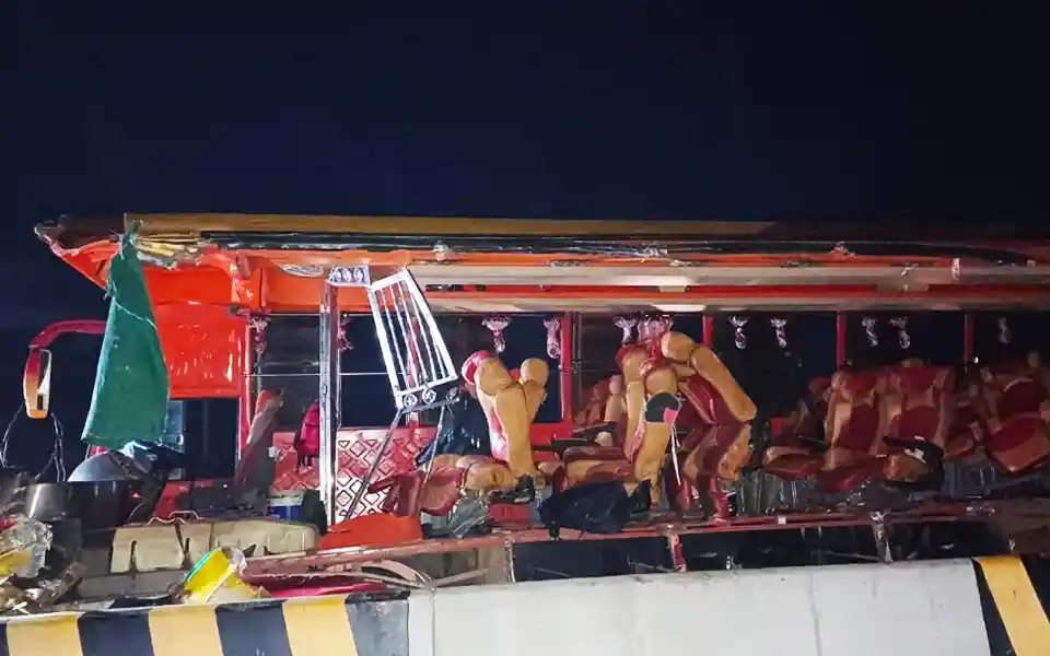 3 killed, at least 12 injured when bus collided with truck on Expressway