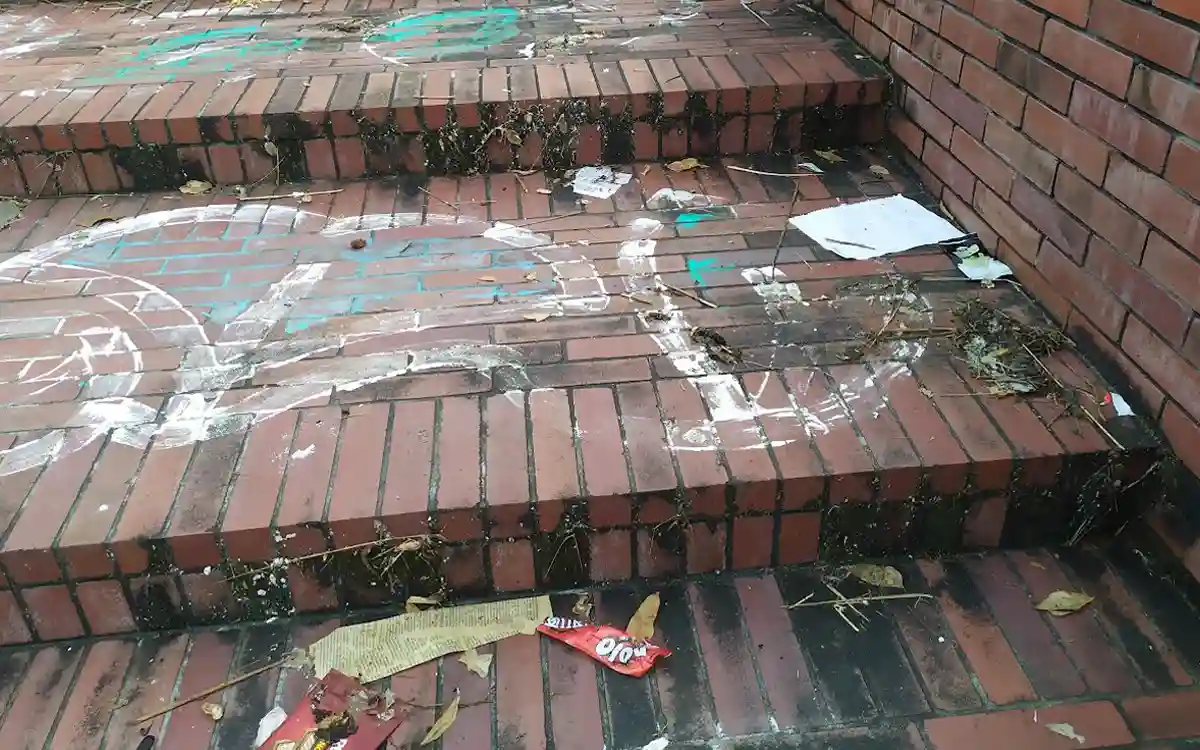 কুবি শহীদ মিনার রক্ষণাবেক্ষণে অবহেলা