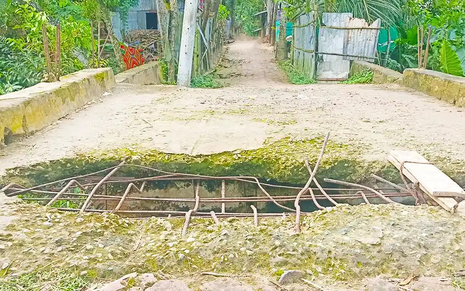 Cross the broken bridge at Brahmanpara in Cumilla