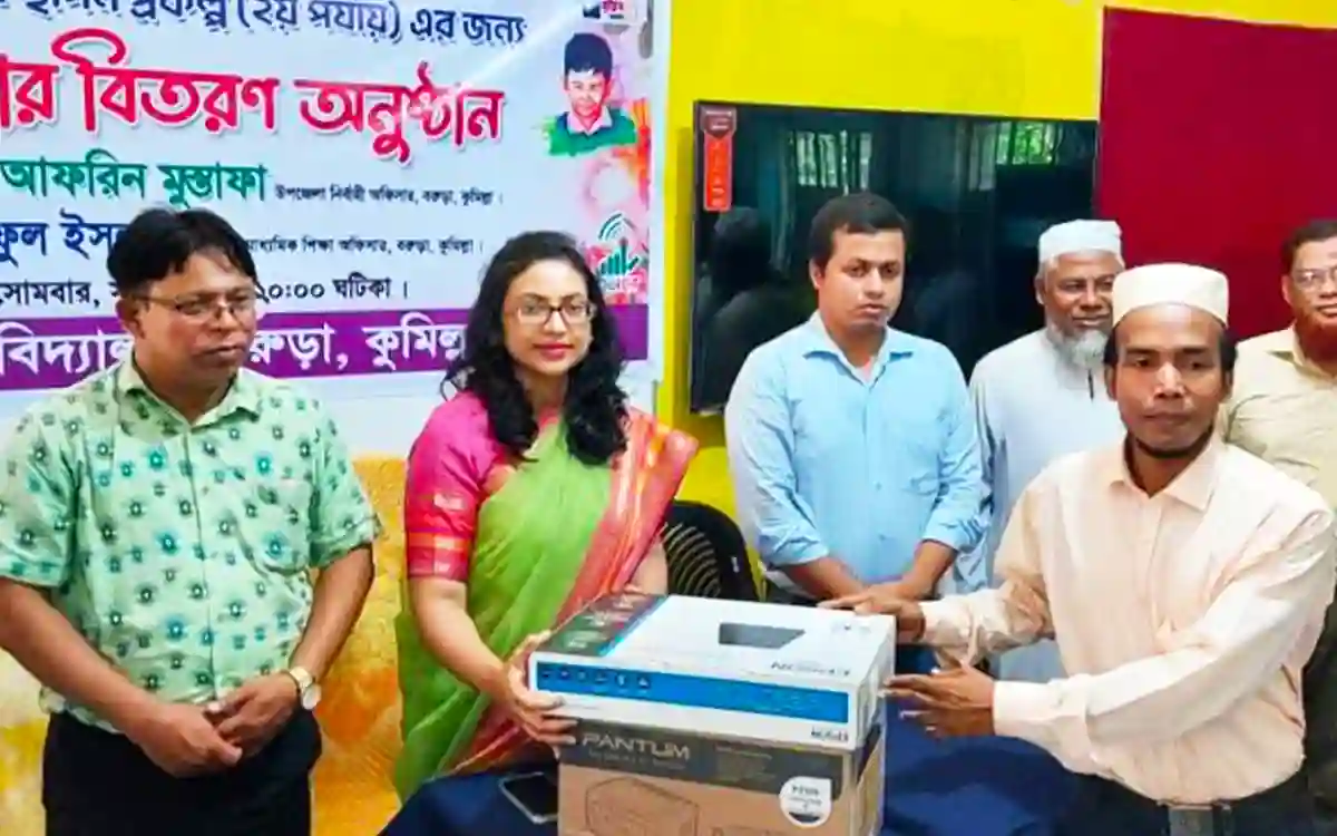 কুমিল্লার বরুড়ায় শিক্ষা প্রতিষ্ঠানে প্রিন্টার ও স্কানার মেশিন বিতরণ