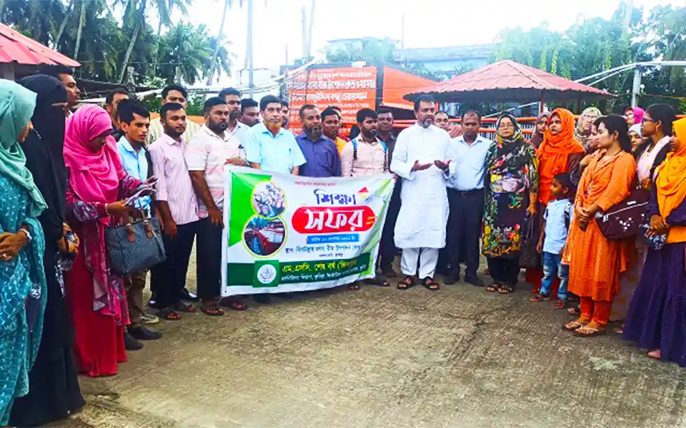 Providing day long training to 30 students of Comilla Victoria Government College