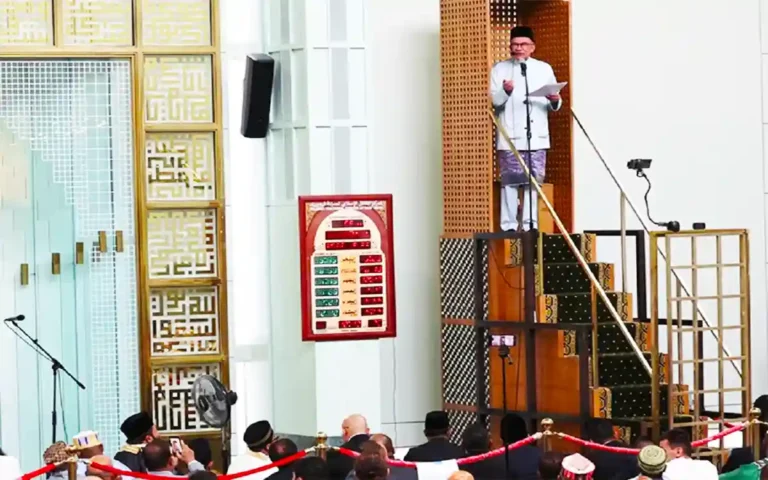 The Prime Minister of Malaysia gave a Friday prayer sermon in the mosque of the United States