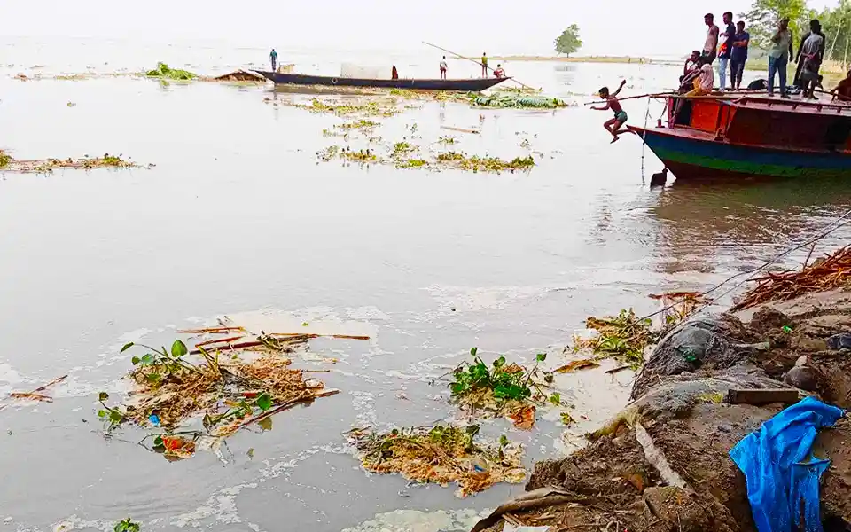 The houses of 100 families were destroyed by the dam of Jamuna river