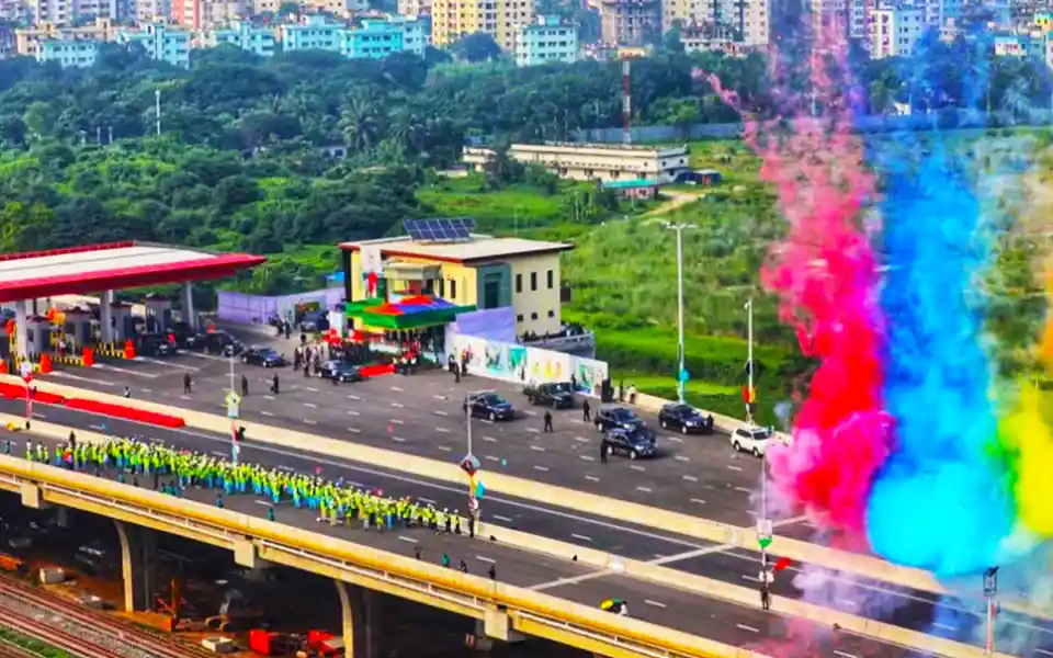 The much awaited elevated expressway was inaugurated by the Prime Minister