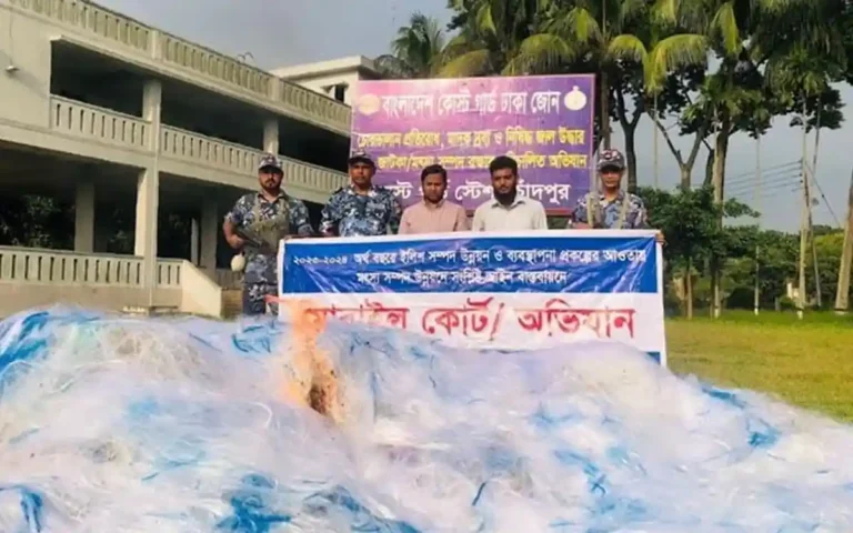 চাঁদপুরে যাত্রীবাহী ট্রলার থেকে ১৫ লাখ মিটার কারেন্ট জাল জব্দ