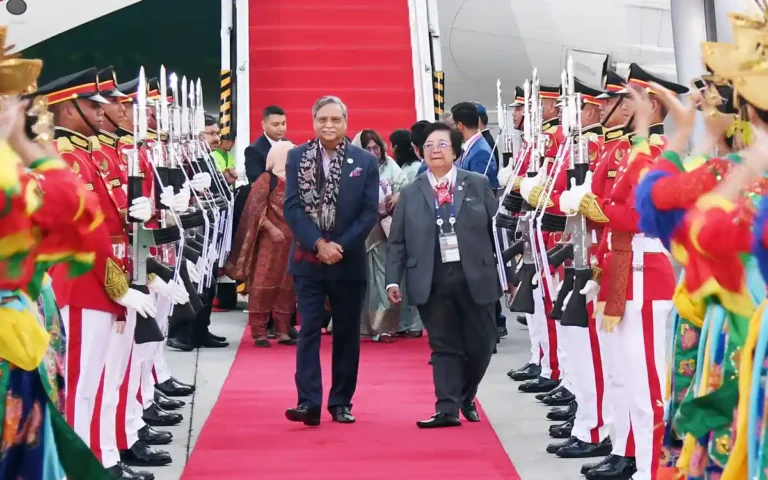 জাকার্তায় রাষ্ট্রপতিকে লাল গালিচা অভ্যর্থনা