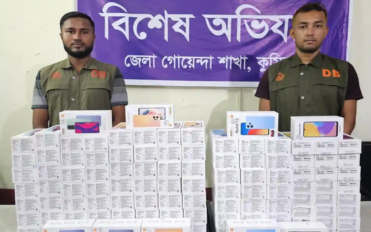 কুমিল্লায় ১১০টি মোবাইল ফোন উদ্ধার, ২ আসামি পলাতক