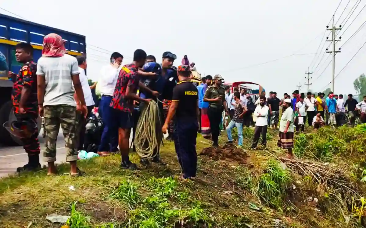 4 killed including Laguna driver in road accident in Manikganj