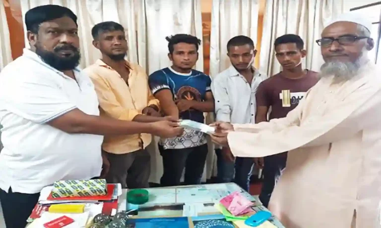 A bus driver-helper set a rare example of honesty in Cumilla