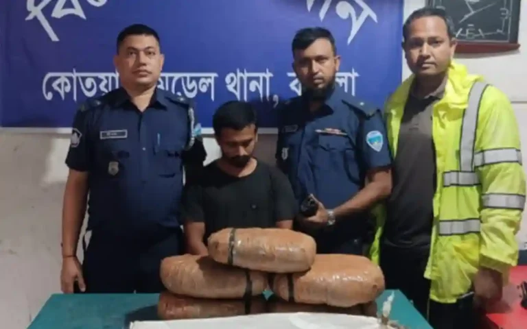 কুমিল্লার রেইসকোর্সে থেকে ১০ কেজি গাঁজাসহ মাদক ব্যবসায়ী গ্রেফতার