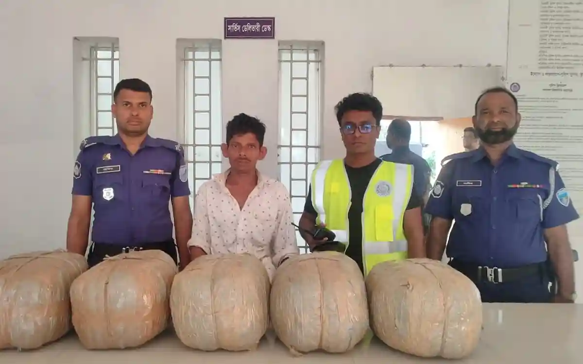 কুমিল্লায় ২৫ কেজি গাঁজাসহ মাদক ব্যবসায়ী গ্রেফতার