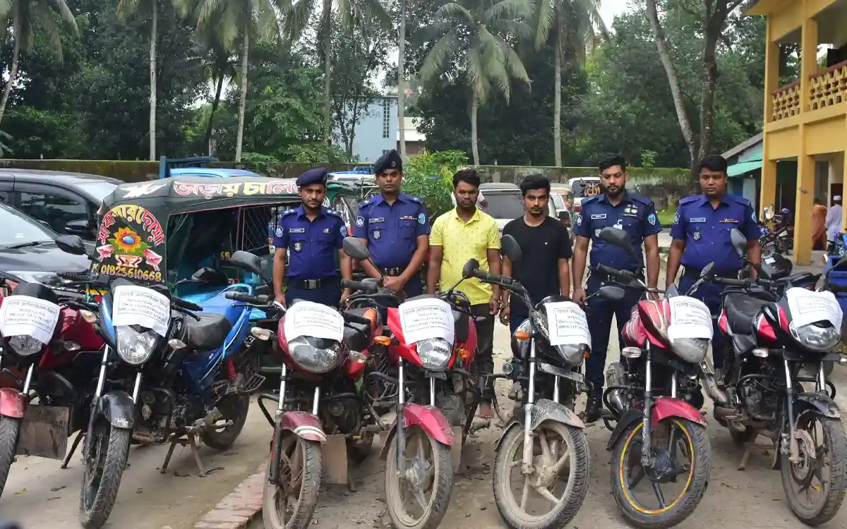 চৌদ্দগ্রামে ৭টি চোরাই মোটরসাইকেল উদ্ধার, গ্রেফতার ২