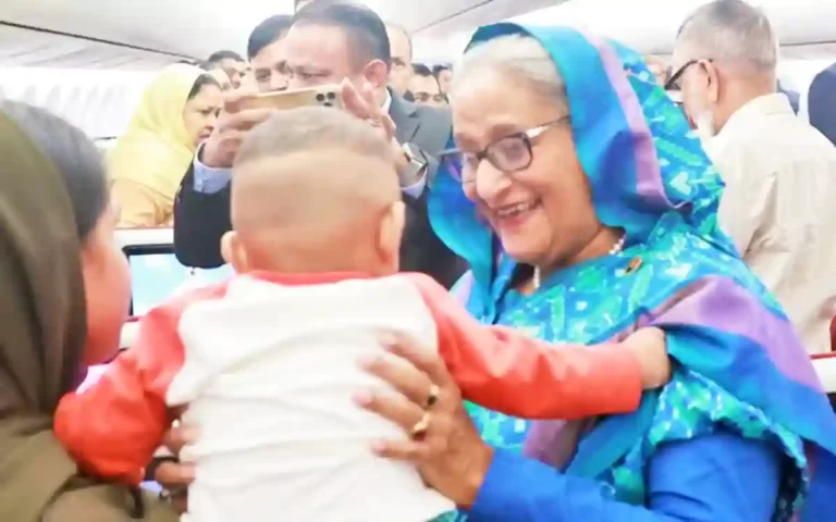 The Prime Minister caressed a small child passenger on the plane on the way to Brussels