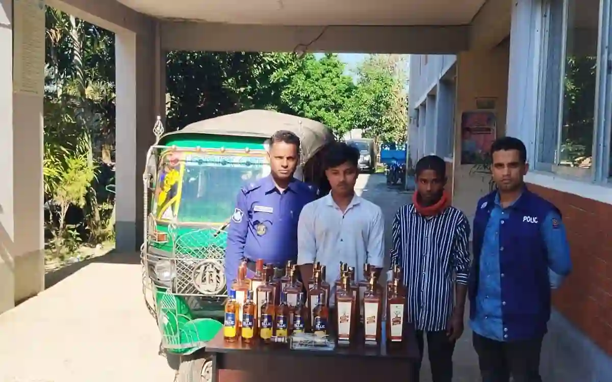 2 people arrested with 29 bottles of foreign liquor in Chauddagram of Cumilla