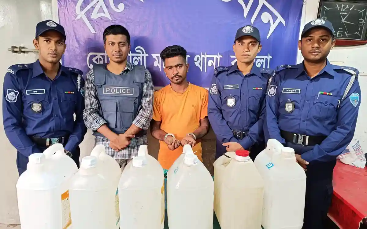 কুমিল্লায় ৬০ লিটার চোলাই মদসহ এক যুবক গ্রেফতার