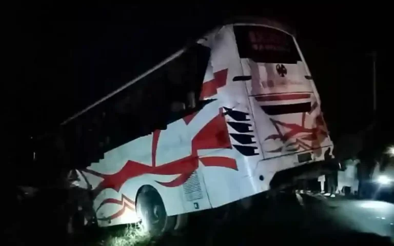 দাউদকান্দির রায়পুরে যাত্রীবাহী বাস খাদে, ৩০ জন আহত