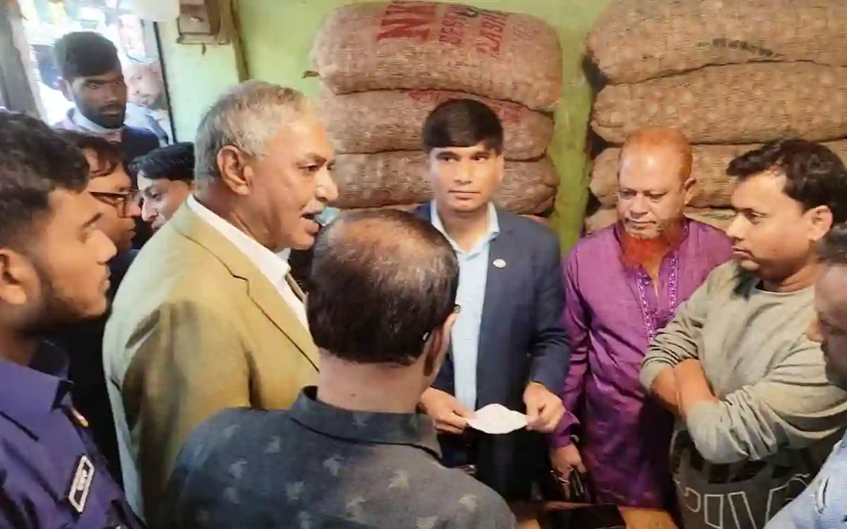Consumer rights campaign on onion market in Cumilla, two shops fined
