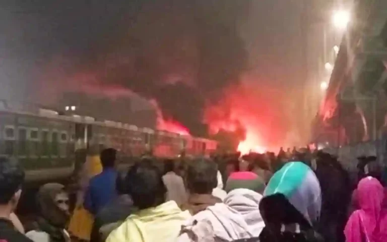 Fire in the moving train in Tejgaon of the capital, 4 killed