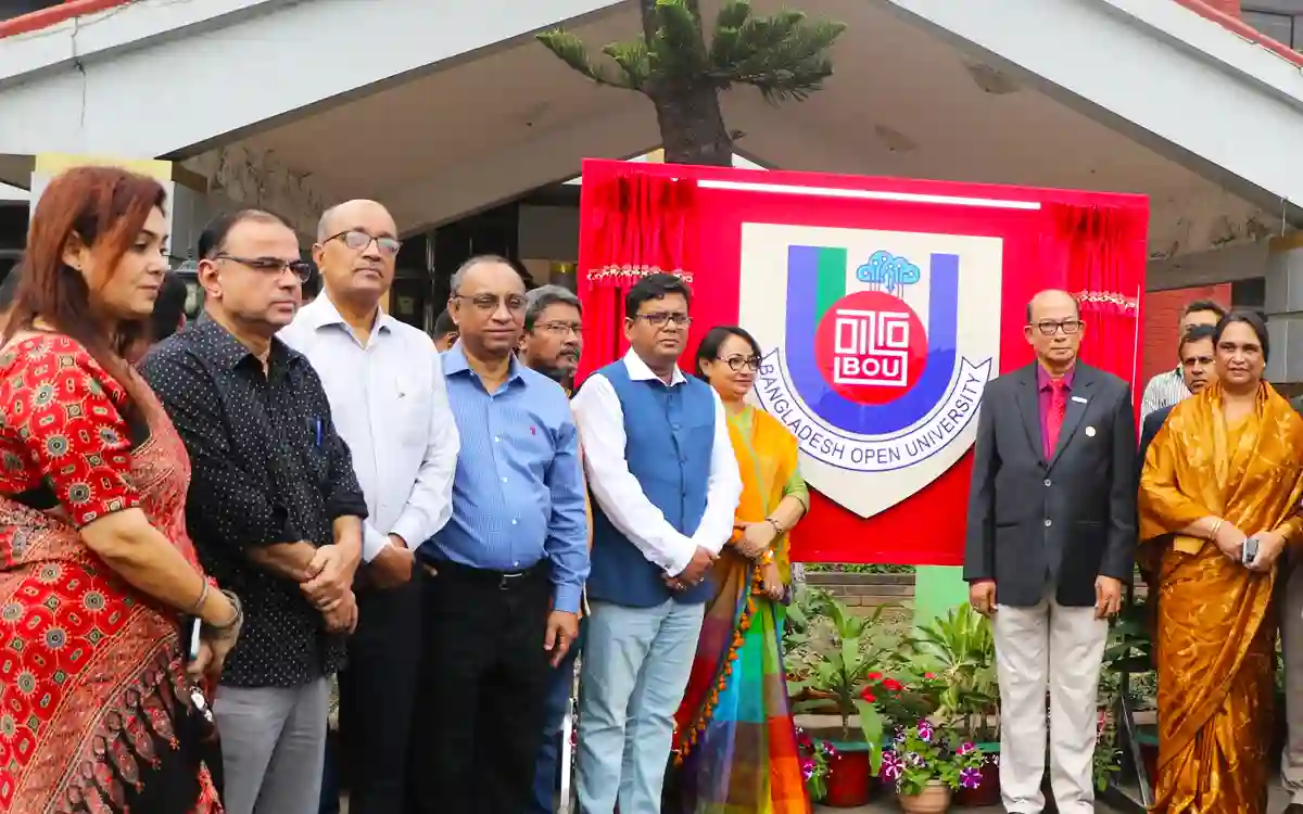 Unveiling the new logo of Open University with the determination to change