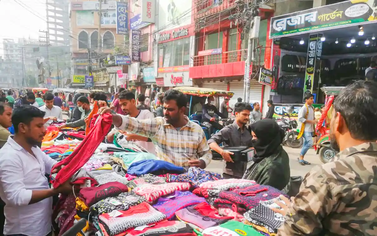 Winter has come to Cumilla city, the market of warm clothes is accumulating