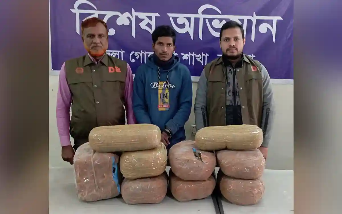 আজ ১৮ জানুয়ারি, বৃহস্পতিবার দুপুরে গোপন সংবাদের ভিত্তিতে দাউদকান্দি মডেল থানাধীন দাউদকান্দি পৌরসভার চট্টগ্রাম-টু-ঢাকা গামী মহাসড়কের দক্ষিণ পাশ্বে বিআরটিসি বাস কাউন্টারের সামনে পাকা রাস্তার উপর অভিযান চালায় জেলা গোয়েন্দা শাখার একটি দল।