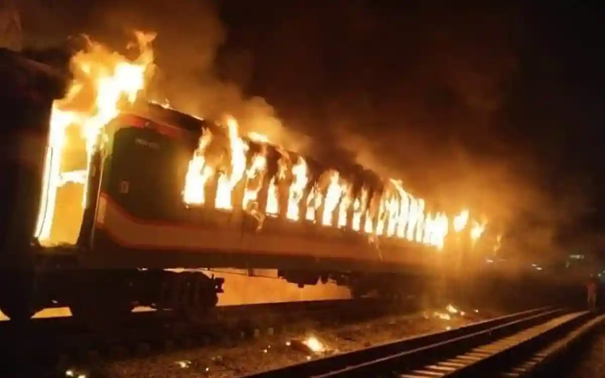 রাজধানীতে বেনাপোল এক্সপ্রেস ট্রেনের আগুনে নিহত ৪ : ফায়ার সার্ভিস