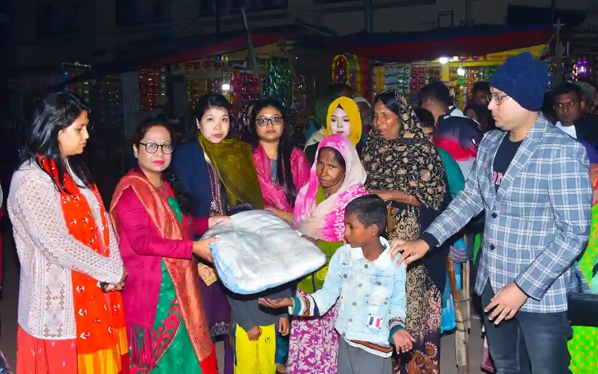 Distribution of winter clothes among the cold people by the initiative of Punak in Cumilla