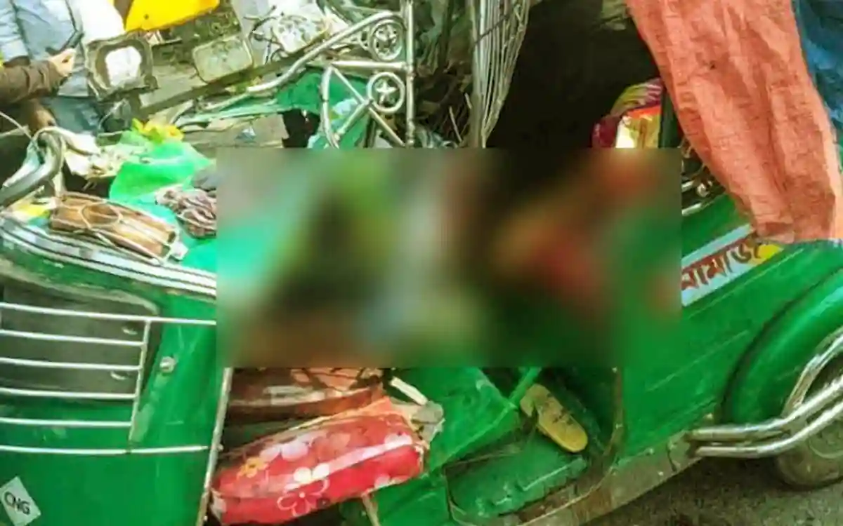 5 killed in head-on collision between covered van and autorickshaw in Daudkandi, Cumilla