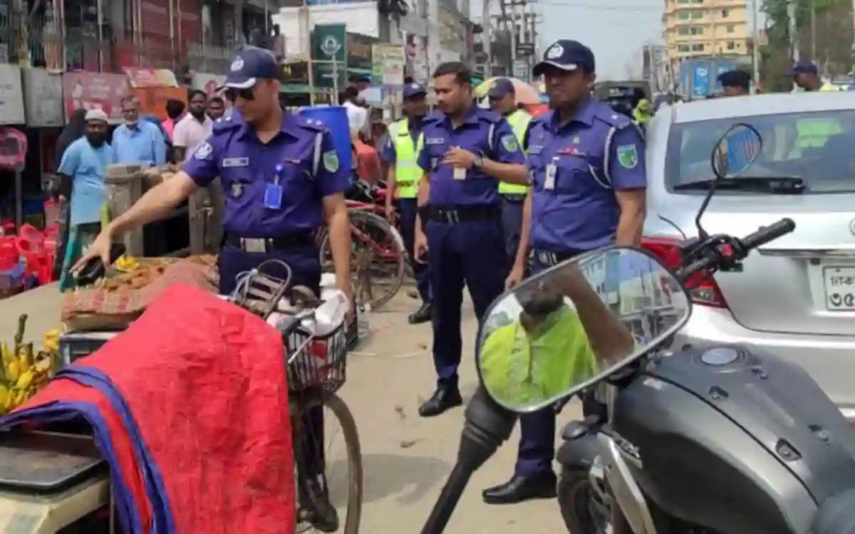 Evacuation operation to relieve traffic congestion in Chauddagram market area of ​​Cumilla on the highway